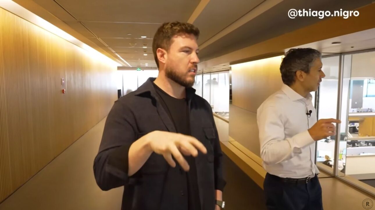 Thiago Nigro camina ao lado de executivo do BTG Pactual durante visita institucional, em vídeo publicado após repercussão de inquérito envolvendo a XP Investimentos