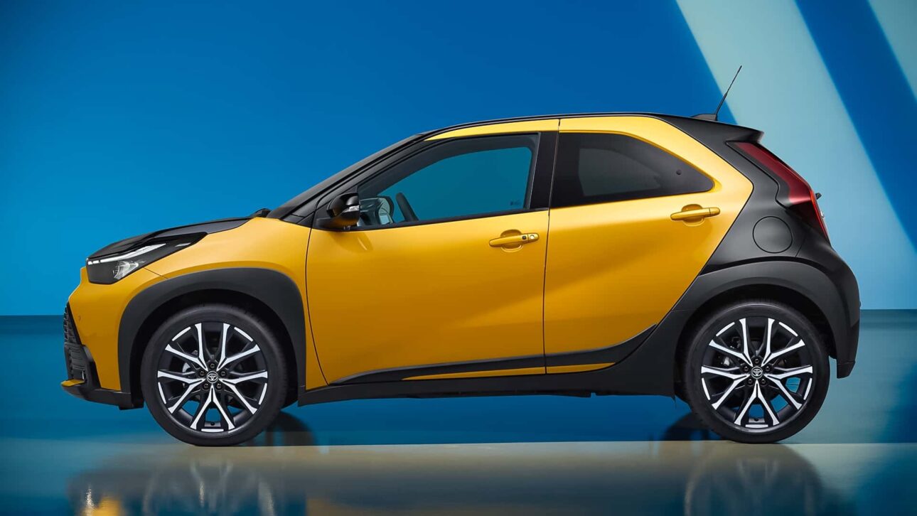 Akio Toyoda presenta vehículos híbridos y eléctricos de Toyota durante evento en 2025