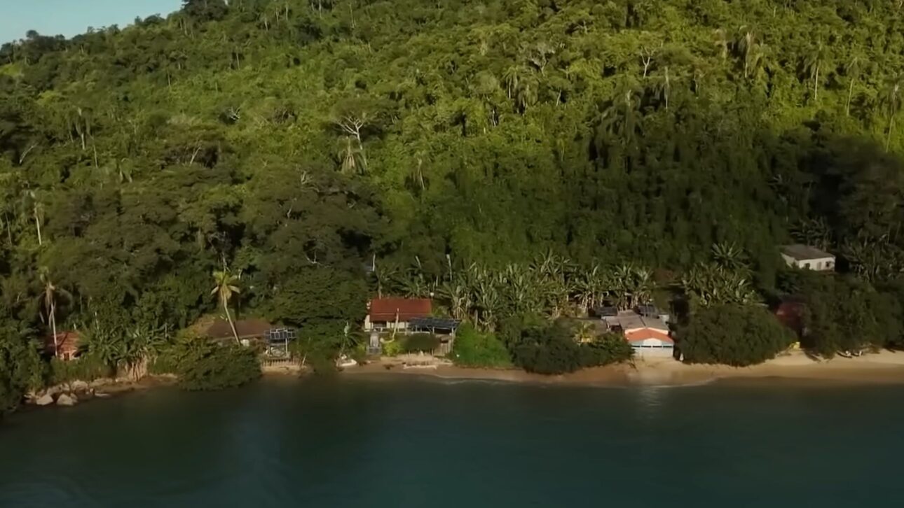 Subasta de playas, islas y montañas en Paraty moviliza a residentes y amenaza patrimonio mundial, cultura caiçara y protección ambiental.