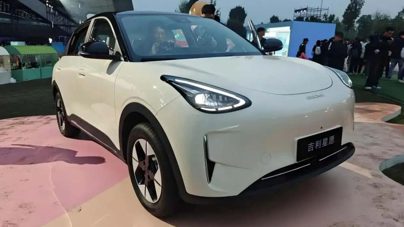 Geely Geome Xingyuan supera BYD Dolphin Mini en China, ofrece hasta 410 km de autonomía y precio accesible; modelo ya fue visto en pruebas en Brasil.