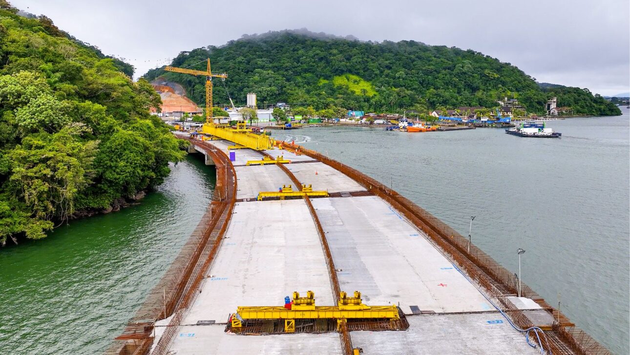 El Puente de Guaratuba avanza 65% en la costa de Paraná, con una inversión de R$ 400 millones, uniendo Matinhos y Guaratuba. Saiba mais.