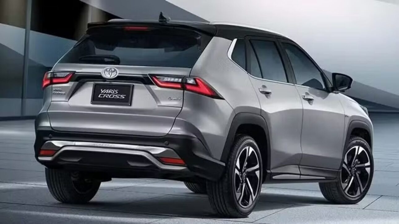 Traseira do Toyota Yaris Cross, de acordo com informações da marca, traz assinatura em LED e linhas projetadas para o segmento de SUV compacto híbrido. (Imagem: divulgação)