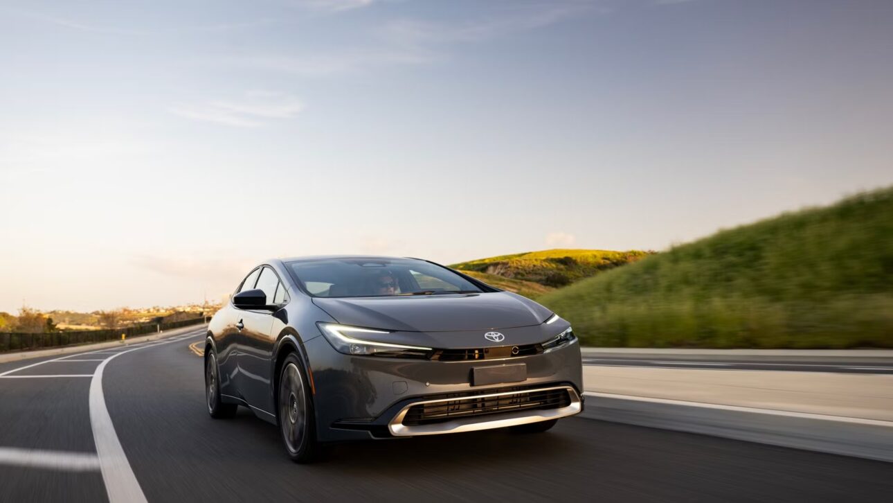 Prius Plug-in Hybrid 2026 trae diseño futurista, motor híbrido de 223 cv y recarga rápida para posicionarse como el nuevo híbrido plug-in urbano de Toyota