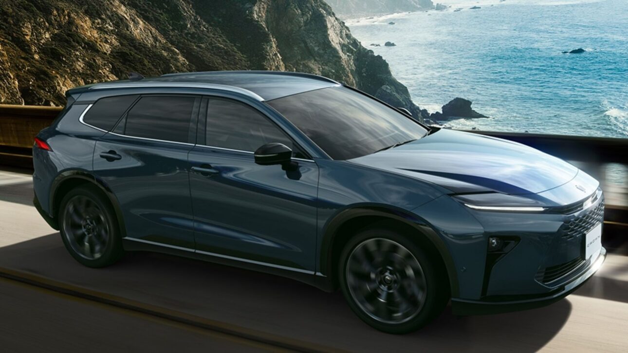 Conheça a Toyota Crown Estate 2025: SUV perua híbrido, mais de 300 cv, porta-malas que vira cama e tecnologia semiautônoma.