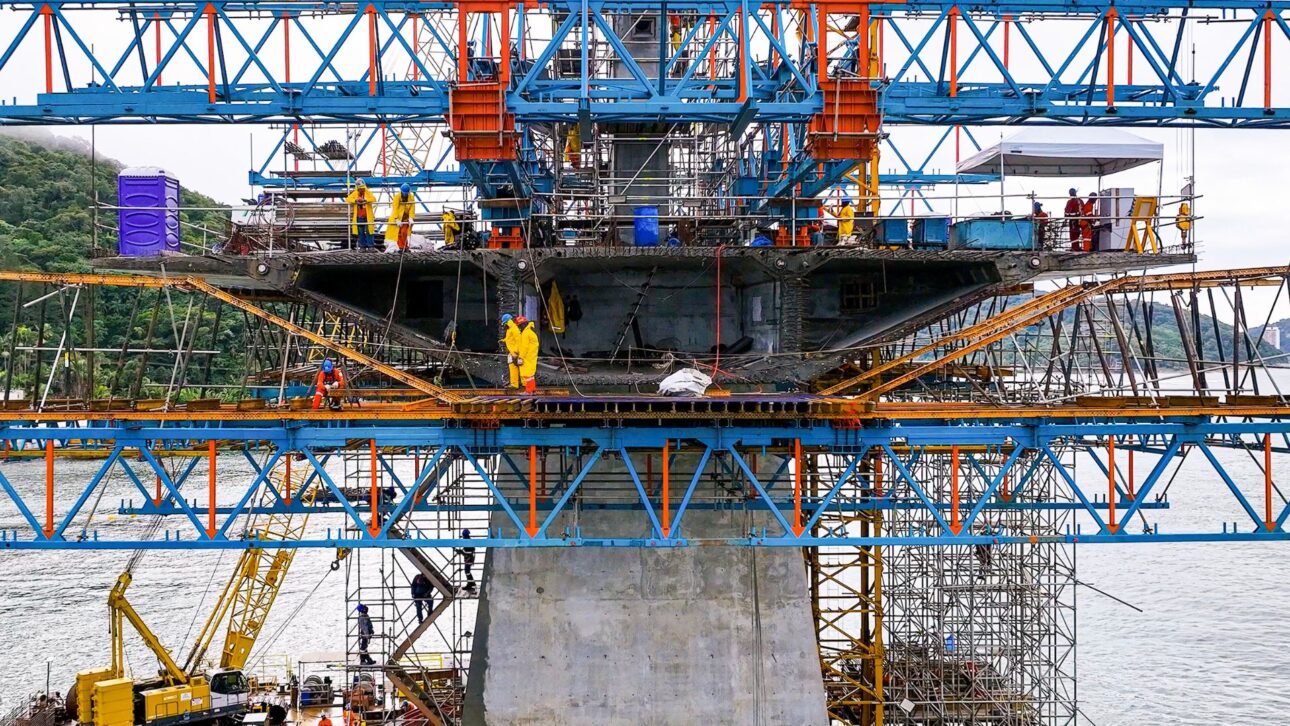 El Puente de Guaratuba avanza 65% en la costa de Paraná, con una inversión de R$ 400 millones, uniendo Matinhos y Guaratuba. Saiba mais.