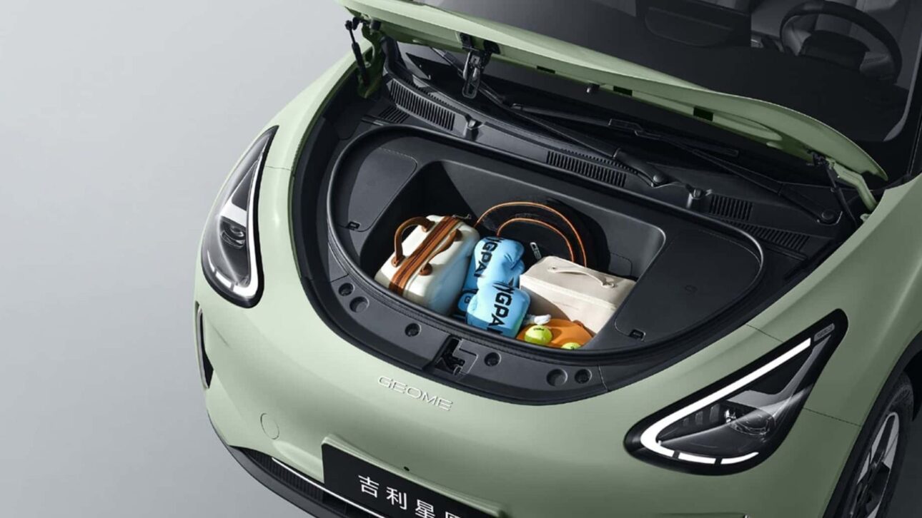Geely Geome Xingyuan supera BYD Dolphin Mini en China, ofrece hasta 410 km de autonomía y precio accesible; modelo ya fue visto en pruebas en Brasil.