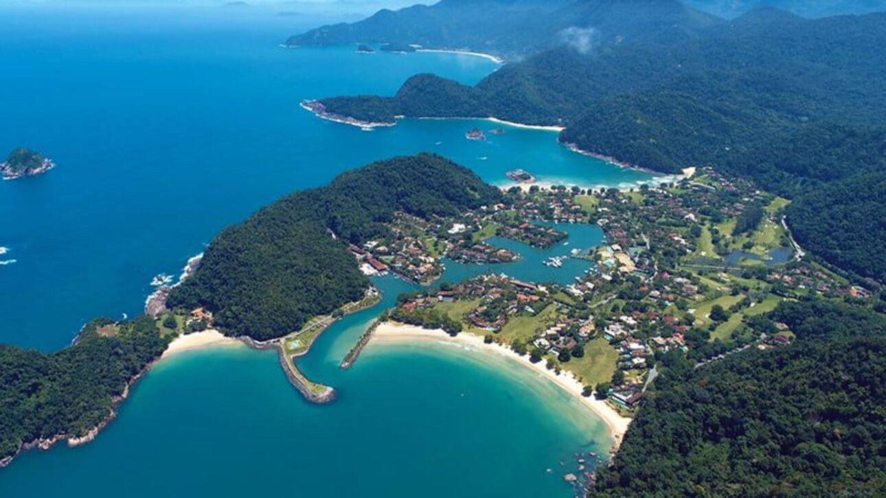 Subasta de playas, islas y montañas en Paraty moviliza a residentes y amenaza patrimonio mundial, cultura caiçara y protección ambiental.