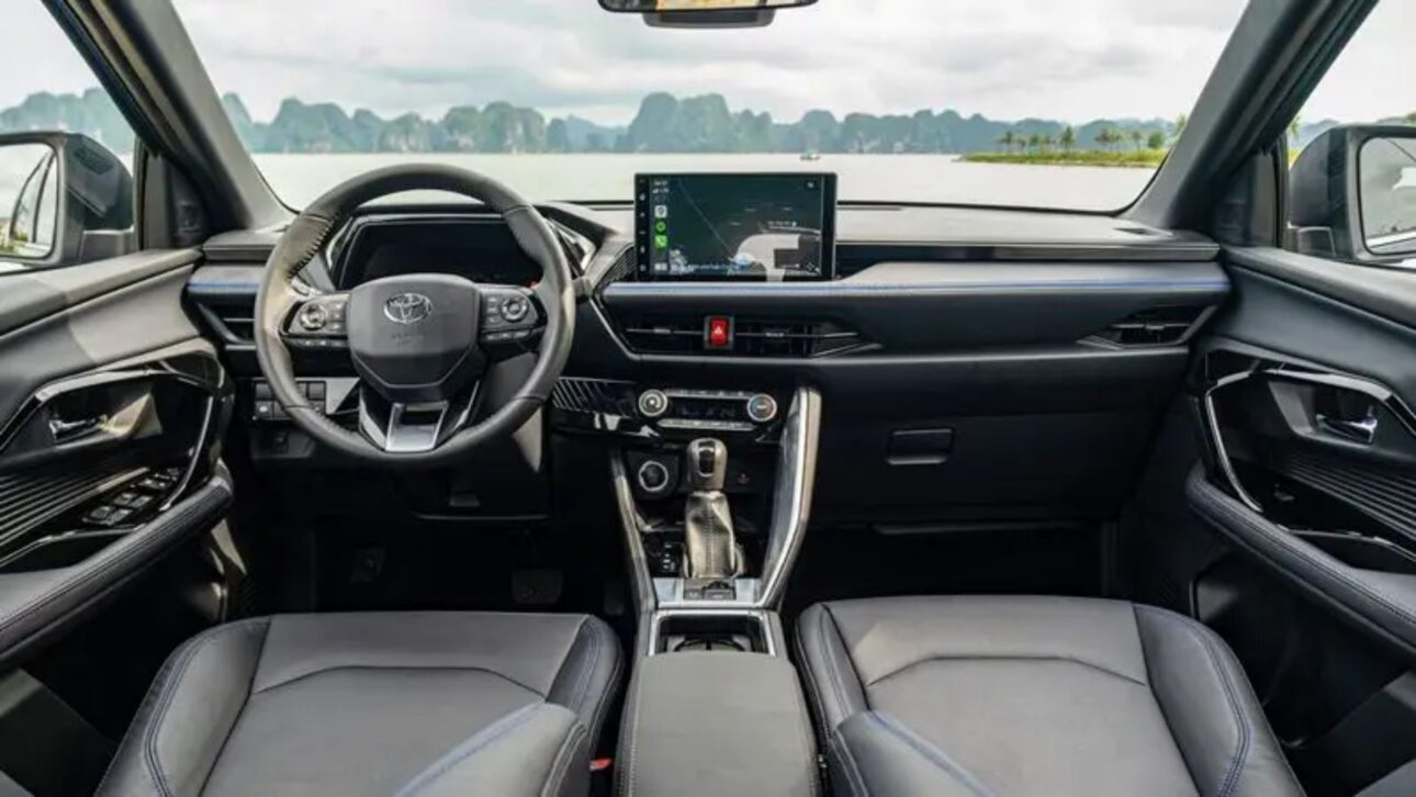 Interior do Toyota Yaris Cross, segundo a fabricante, inclui painel digital, central multimídia e bancos com novo padrão de acabamento. (Imagem: divulgação)