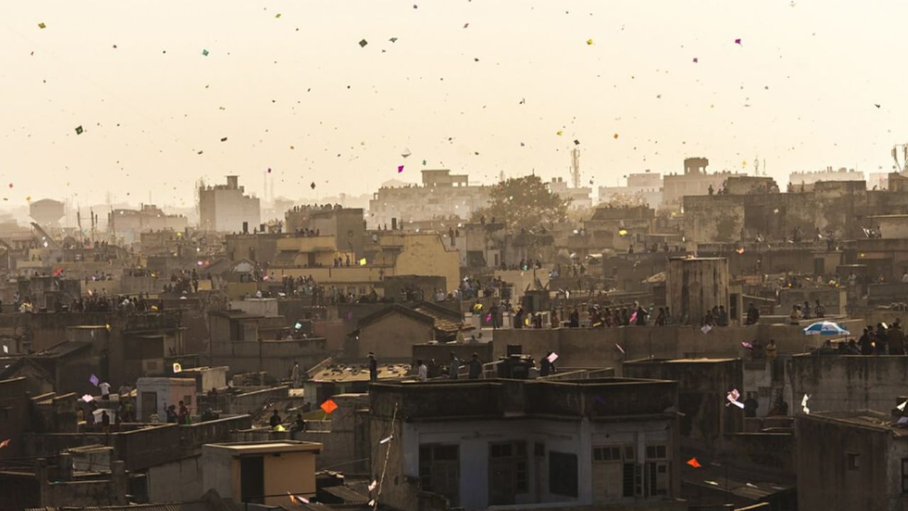 Para escapar del calor extremo durante el día, la ciudad de Ahmedabad, India, se adaptó radicalmente al mover su vida social y económica al período nocturno. Imagen: Xataka