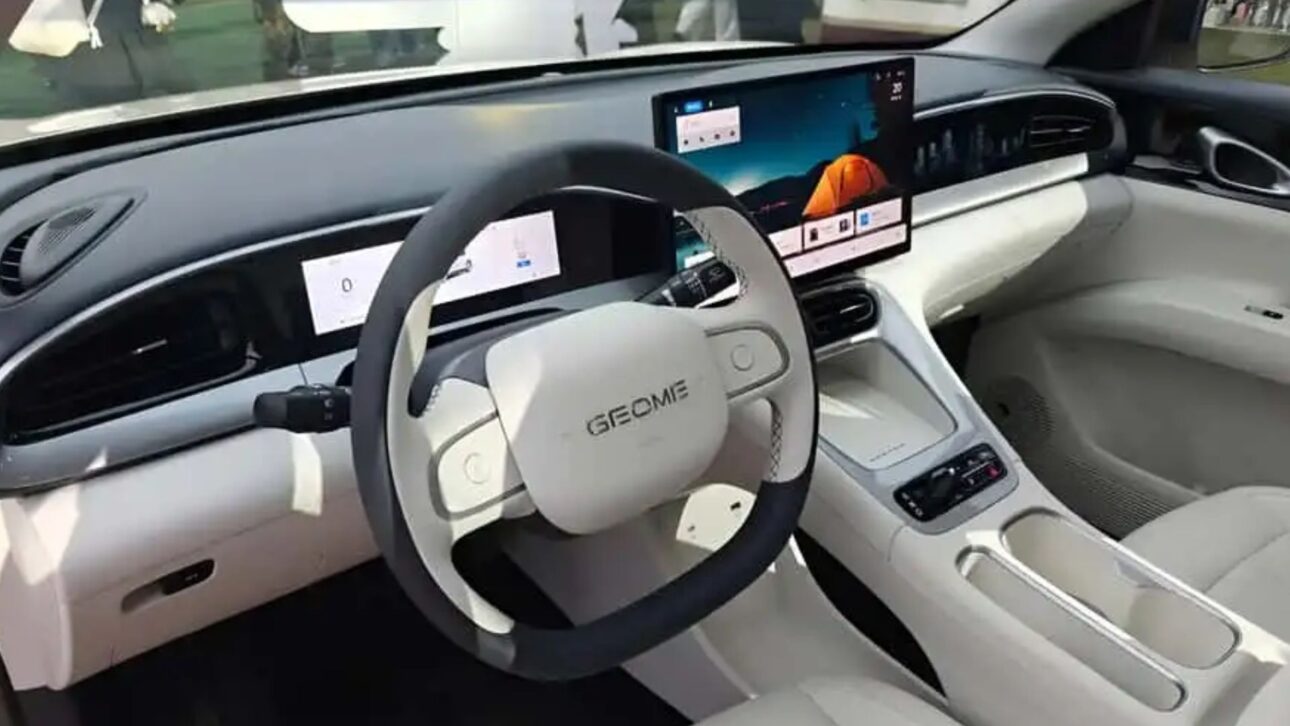 Geely Geome Xingyuan supera BYD Dolphin Mini en China, ofrece hasta 410 km de autonomía y precio accesible; modelo ya fue visto en pruebas en Brasil.