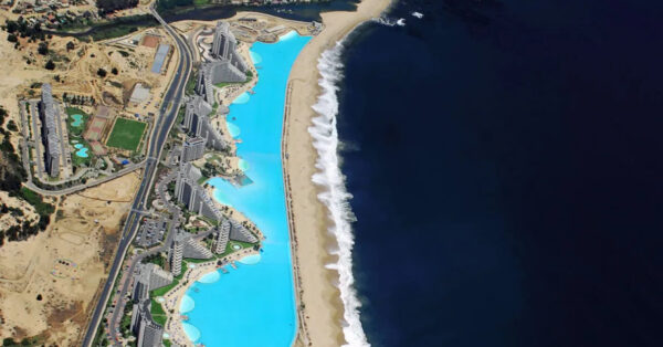 A maior piscina do mundo equivale a dez campos de futebol, possui 250 milhões de litros de água, 35 metros de profundidade e é reconhecida pelo Guinness World Records