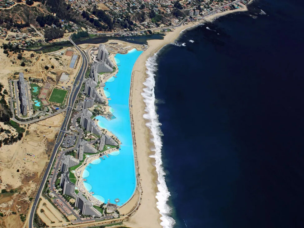 La mayor piscina del mundo equivale a diez campos de fútbol, posee 250 millones de litros de agua, 35 metros de profundidad y es reconocida por el Guinness World Records