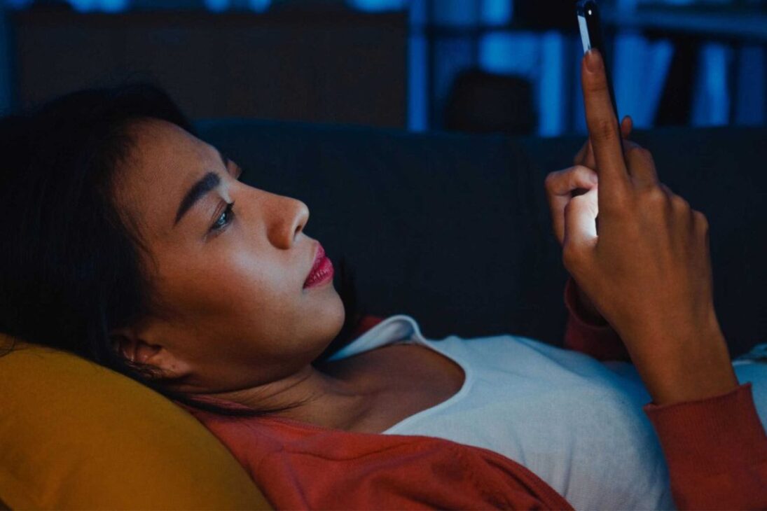 8 hábitos nocturnos que afectan el sueño y tú repites sin darte cuenta