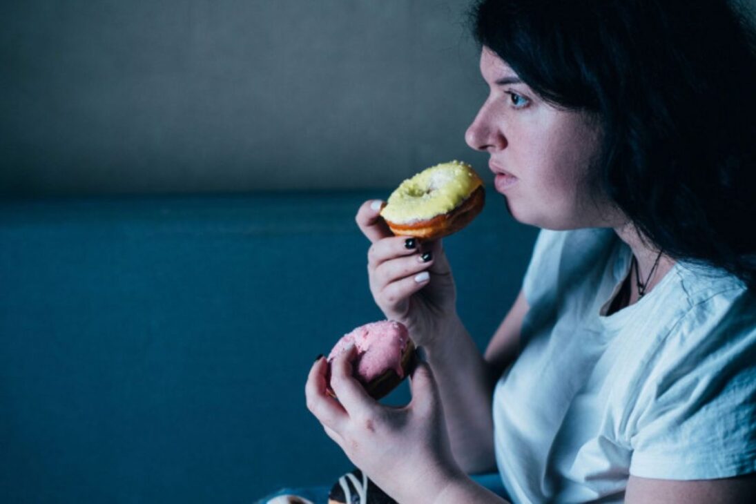 8 hábitos nocturnos que afectan el sueño y tú repites sin darte cuenta