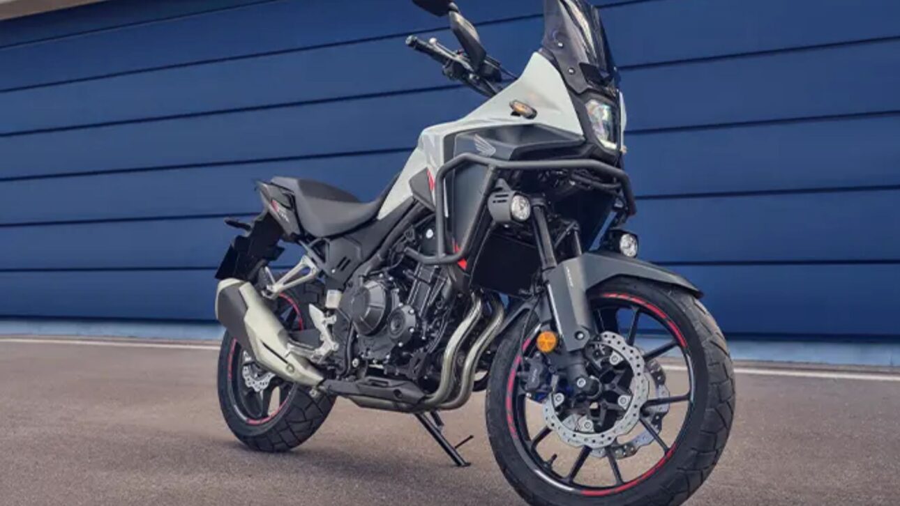 Honda NX 500 2026 llega a Brasil con motor renovado, painel digital, controle de tração e design robusto. Veja detalhes, preço e novidades.