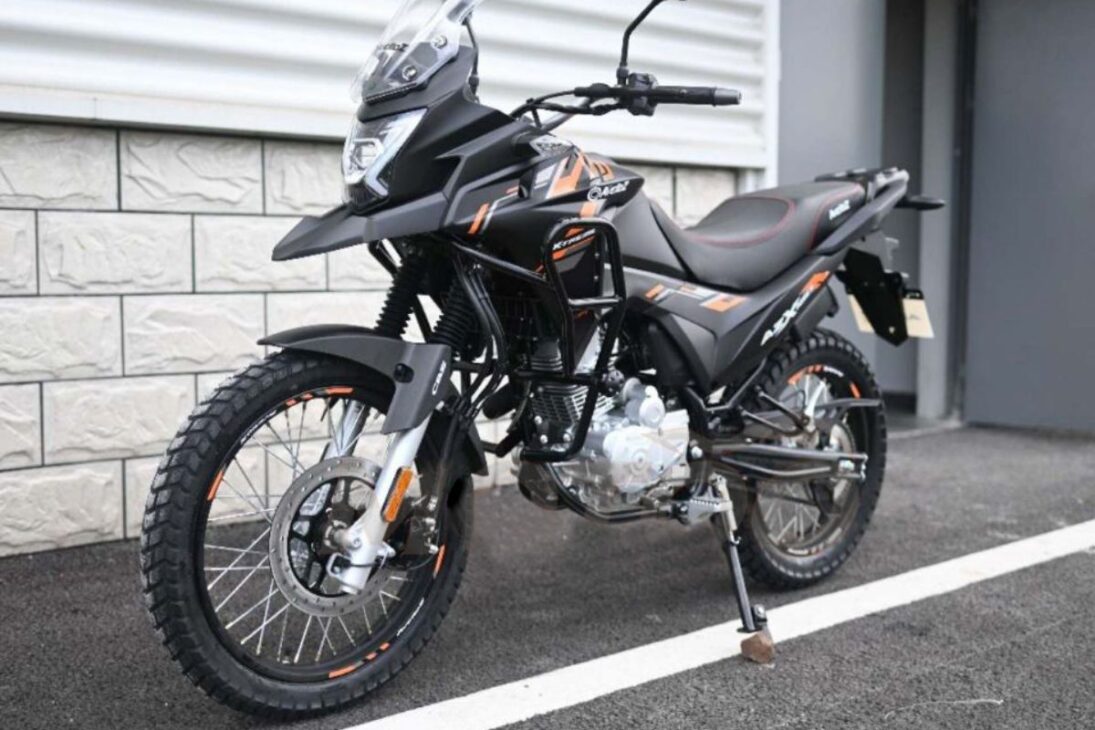 La AZ160 XTREME hace hasta 35 km/l, con motor de 12,3 caballos, y alcanza la velocidad máxima de 110 km/h