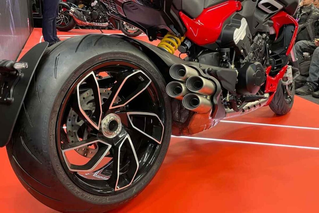 La Ducati Diavel V4 hace 18 km/l, con motor de 1.158cc y 168 caballos, y alcanza la velocidad máxima de 270 km/h
