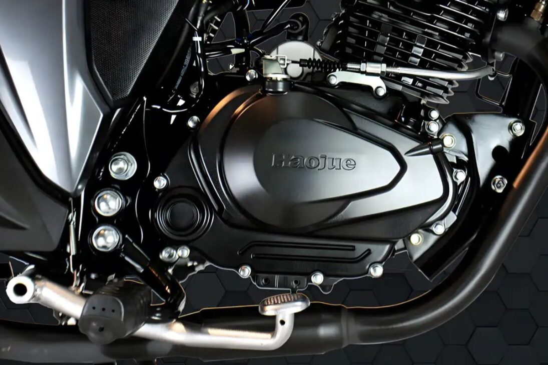 La Haojue DK 160 2025 hace hasta 45 km/l, con motor de 162cc y 15 caballos, y alcanza la velocidad máxima de 127 km/h