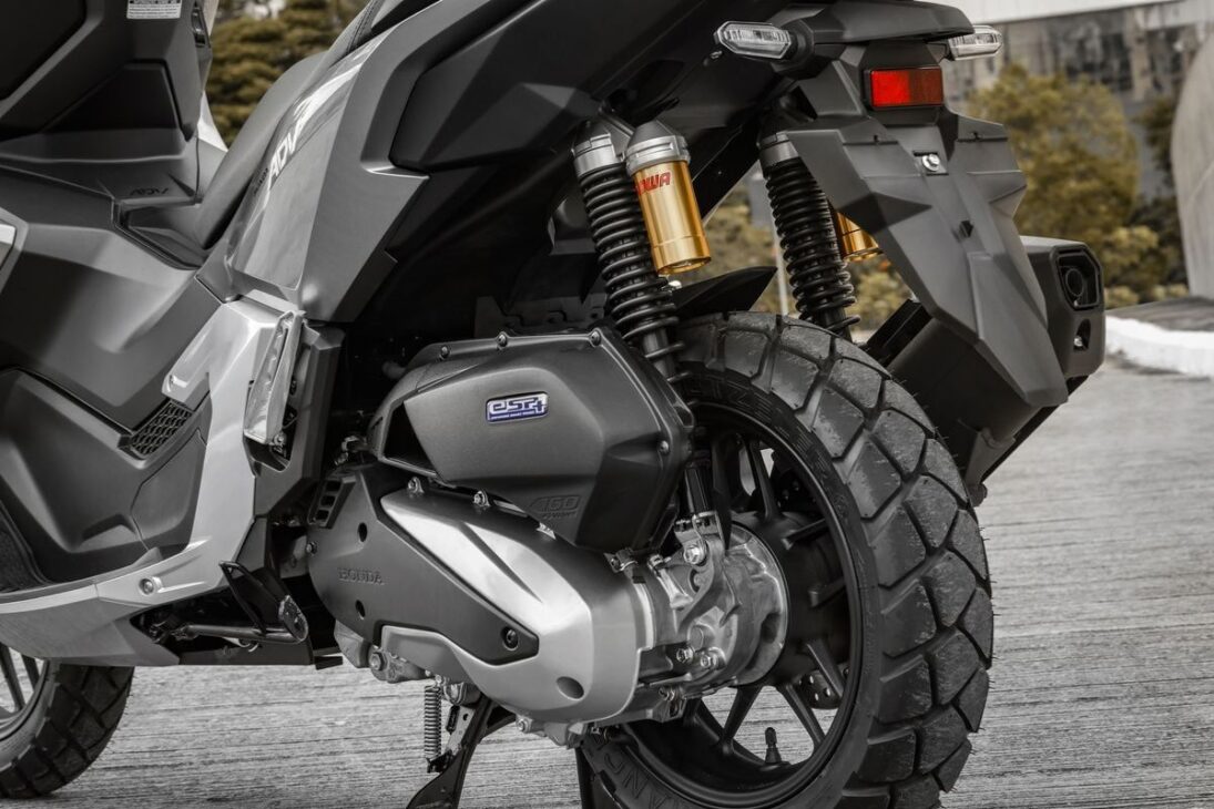 La Honda ADV 160 2025 hace 35 km/l, con motor de 156,9cc y 16 caballos, y alcanza la velocidad máxima de 120 km/h.