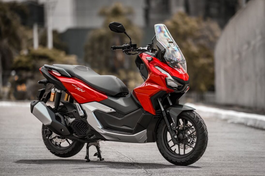La Honda ADV 160 2025 hace 35 km/l, con motor de 156,9cc y 16 caballos, y alcanza la velocidad máxima de 120 km/h.