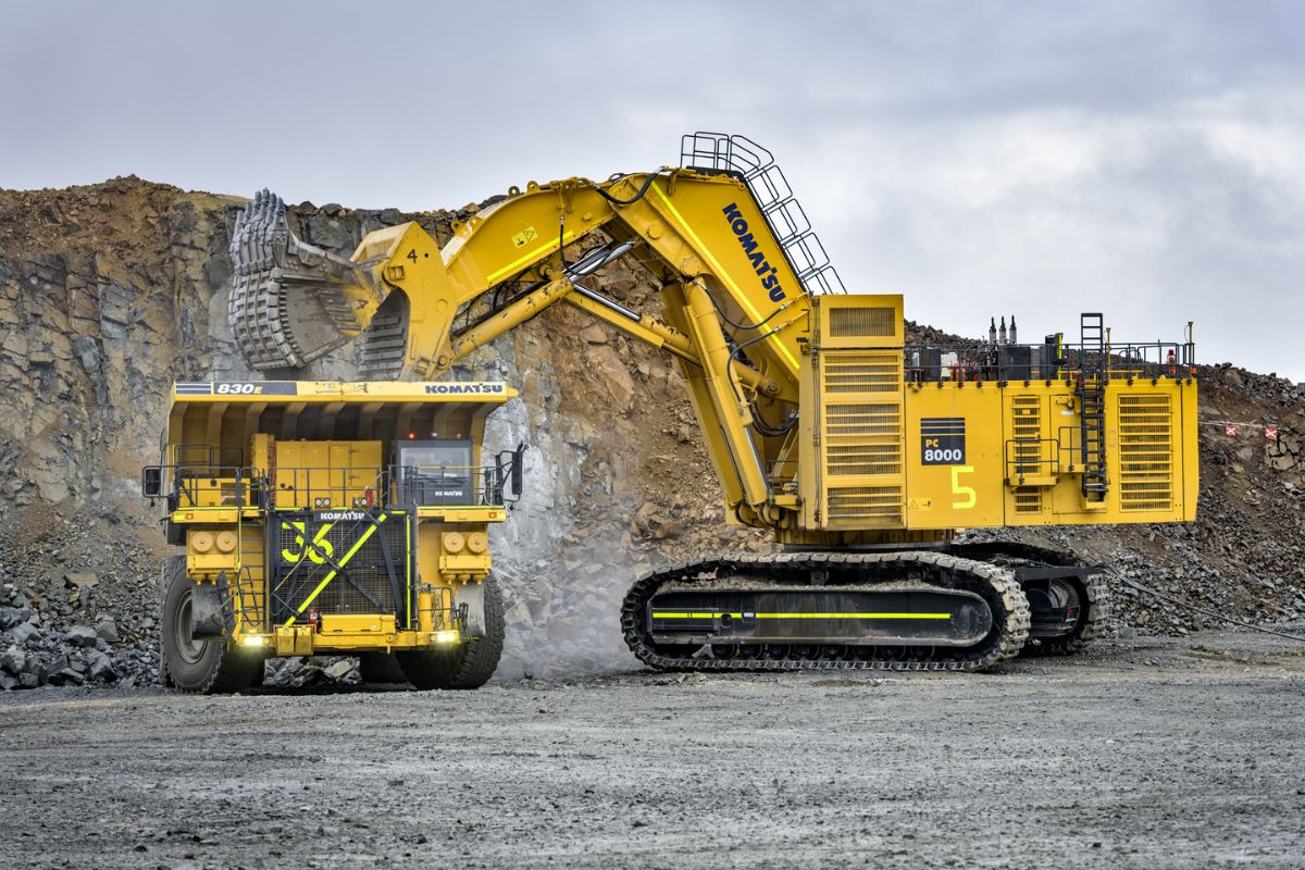 Mesmo com motores Tier 4, Komatsu PC8000 ainda depende de mais de mil litros de diesel por hora sob carga extrema