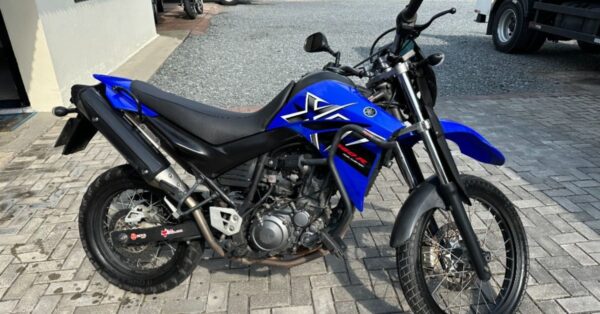 A Yamaha XT 660 R tem motor de 48 cavalos, faz até 20 kml e sua velocidade máxima chega a 180 kmh