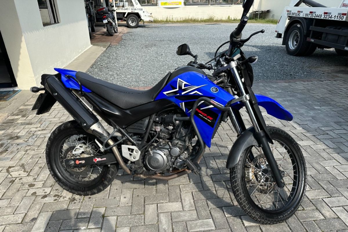 A Yamaha XT 660 R tem motor de 48 cavalos, faz até 20 kml e sua velocidade máxima chega a 180 kmh