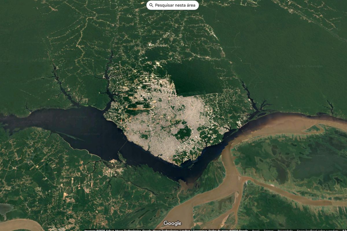 Vista aérea do Polo Industrial de Manaus, mostrando o contraste entre as fábricas da Zona Franca e a Floresta Amazônica.