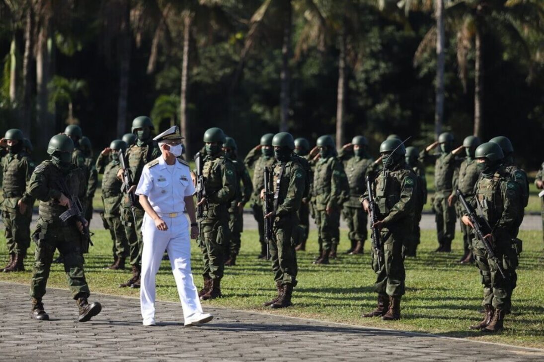 La mayor marina de América Latina tiene más de 85 mil militares, posee el mayor barco de guerra del continente y desarrolla un submarino nuclear