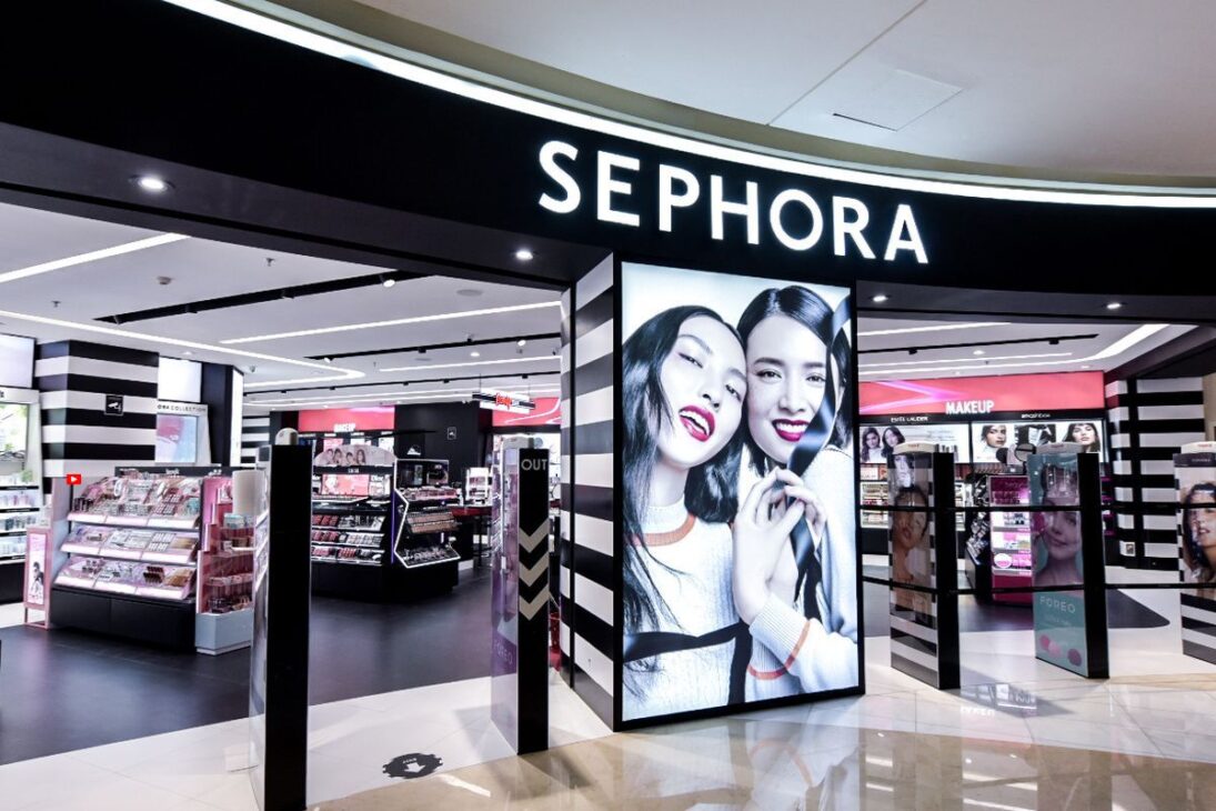 La mayor perfumería del mundo tiene más de 3.000 tiendas en 35 países, factura €17,9 mil millones por año y vende marcas como Dior y Chanel