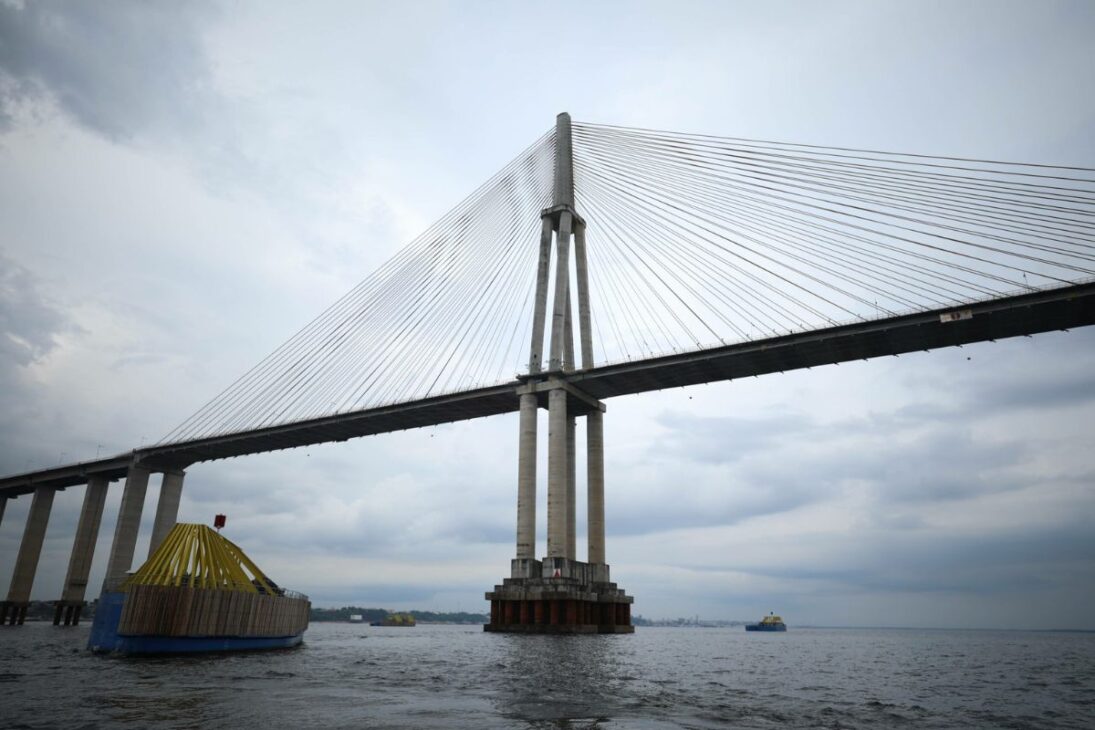 El puente atirantado más grande de Brasil tiene 3.595 metros, un vano de 400 metros sobre el Río Negro y costó más de R$ 1 mil millones
