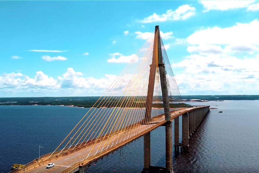 El puente atirantado más grande de Brasil tiene 3.595 metros, un vano de 400 metros sobre el Río Negro y costó más de R$ 1 mil millones