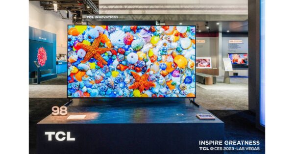 A nova smart TV de 98 polegadas da TCL, som de 120W e tela Mini LED que parece mais um cinema 4K pendurado na parede