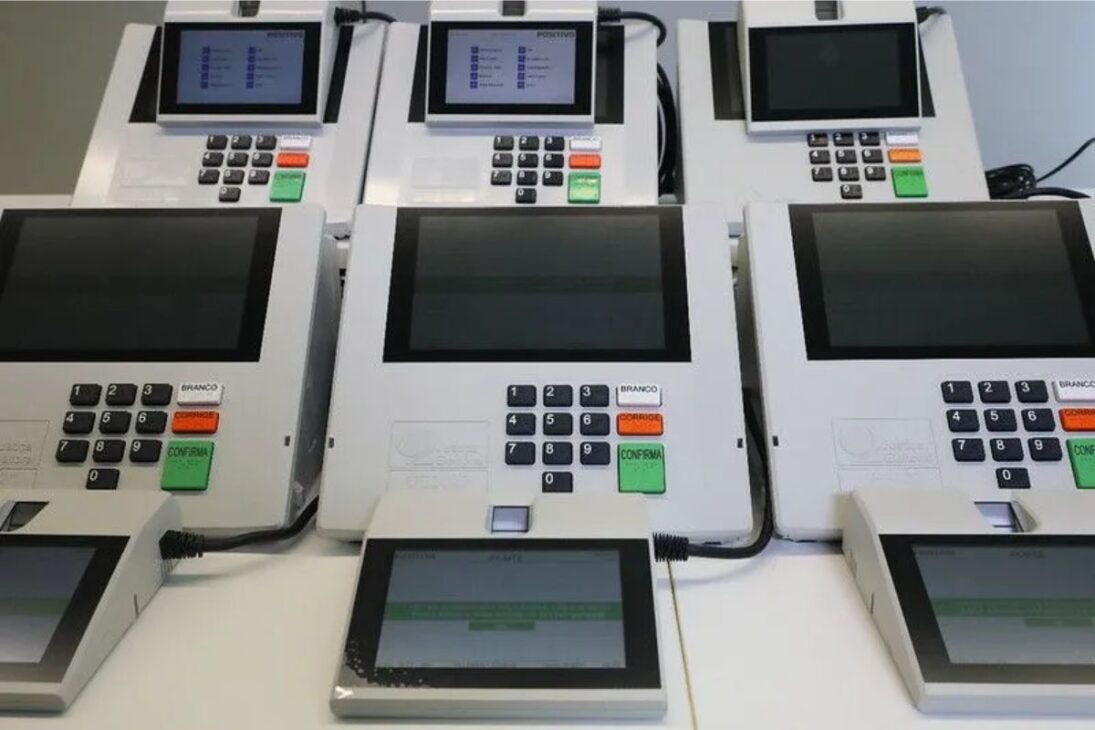 La urna electrónica brasilena, con más de 577 mil unidades, apura los votos de 155 millones de electores en pocas horas