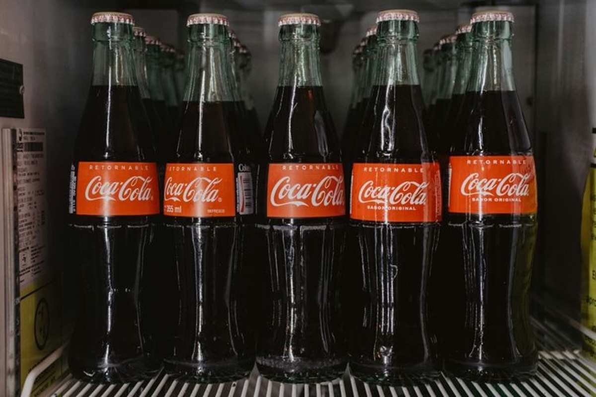 Coca-Cola se torna símbolo cultural nesse lugar, onde é consumida até por bebês e ligada a práticas religiosas, apesar dos riscos à saúde.