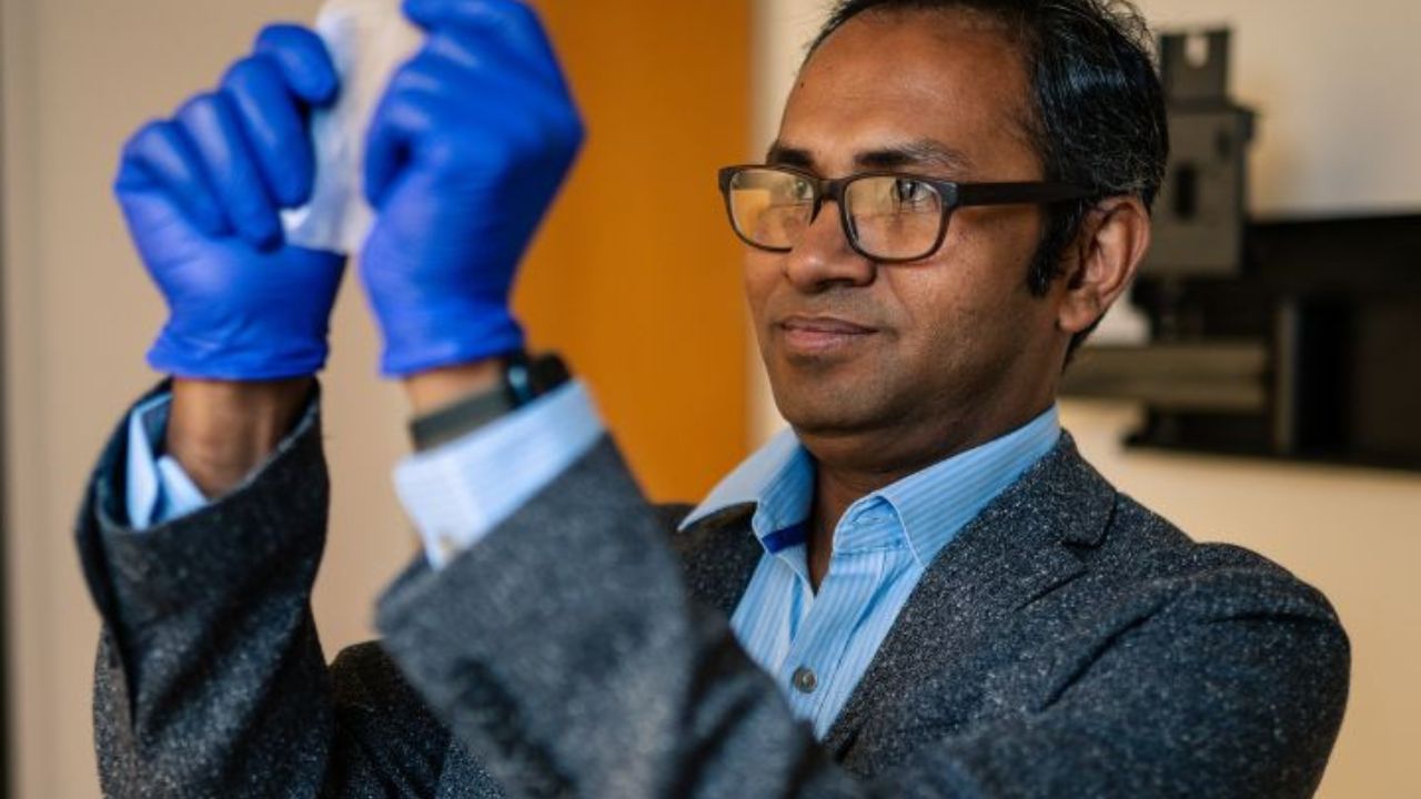 Rahman prevé que estas hojas de celulosa bacteriana, resistentes, multifuncionales y ecológicas sustituirán los plásticos en varios sectores y ayudarán a mitigar los daños ambientales.
Fuente: Universidad de Houston.