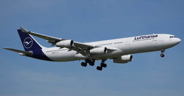 Airbus A340, quadrimotor de 63 metros, que consome até 9 toneladas de combustível por hora, foi aposentado por quase todas as companhias pelo gasto absurdo em voos intercontinentais