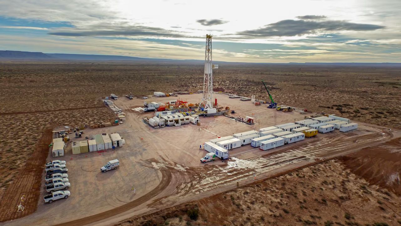 Argentina obtém US$ 2 bilhões para construir oleoduto e terminal de exportação de petróleo, projeto liderado pela YPF com operação prevista até 2026.