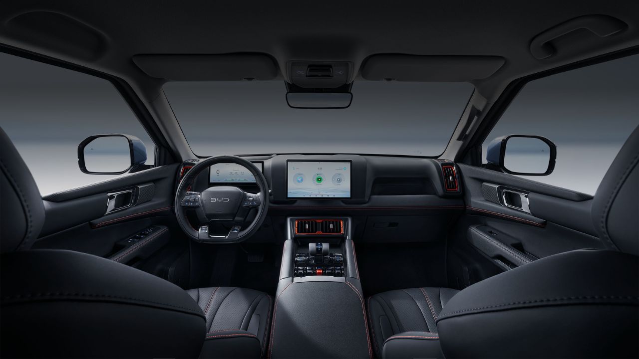El diseño, firmado por el director de interiores de BYD, Michele Jauch Paganetti, se inspiró en "consolas de naves espaciales". El resultado es un ambiente moderno, con líneas audaces y un consola central prominente.