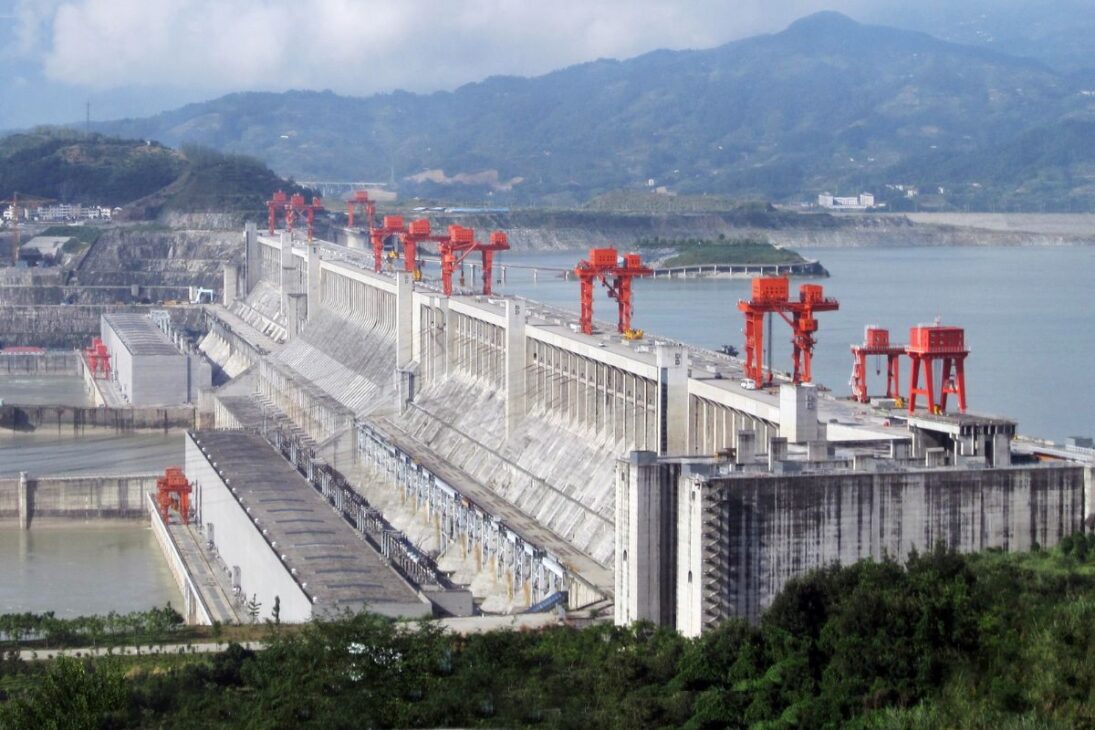 Represa de China tiene 22.500 MW de potencia, sostiene el gigantesco río Yangtze y desplazó a más de un millón de personas