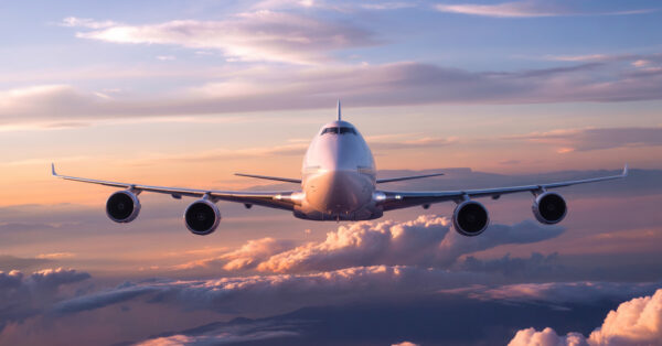 Boeing 747-400, com quatro motores GE CF6 e consumo de até 10,5 toneladas de combustível por hora, ainda é usado em voos de carga e carrega 416 passageiros em longas distâncias