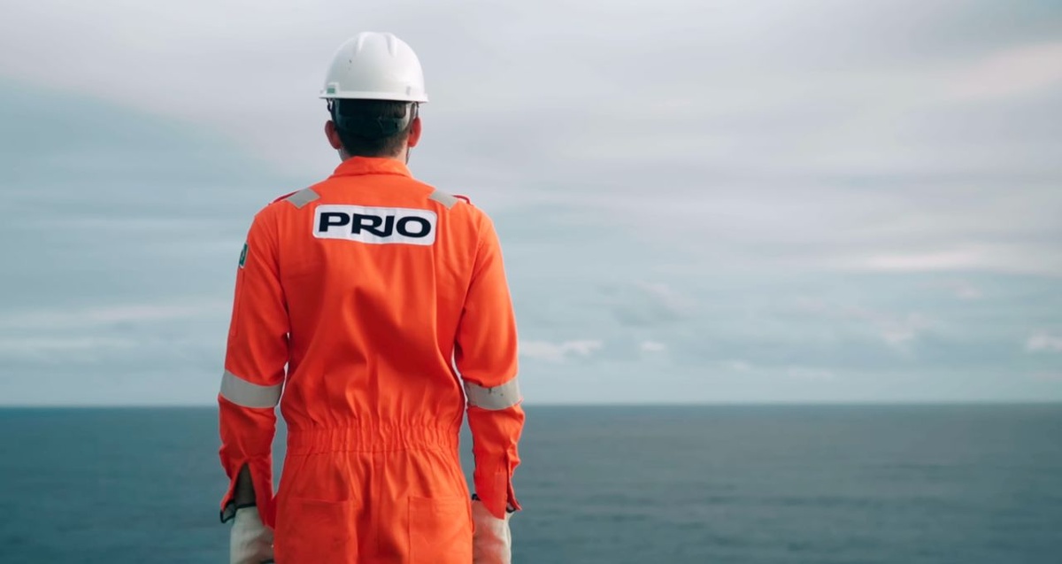 Trabalhador da PRIO observa o mar em plataforma offshore