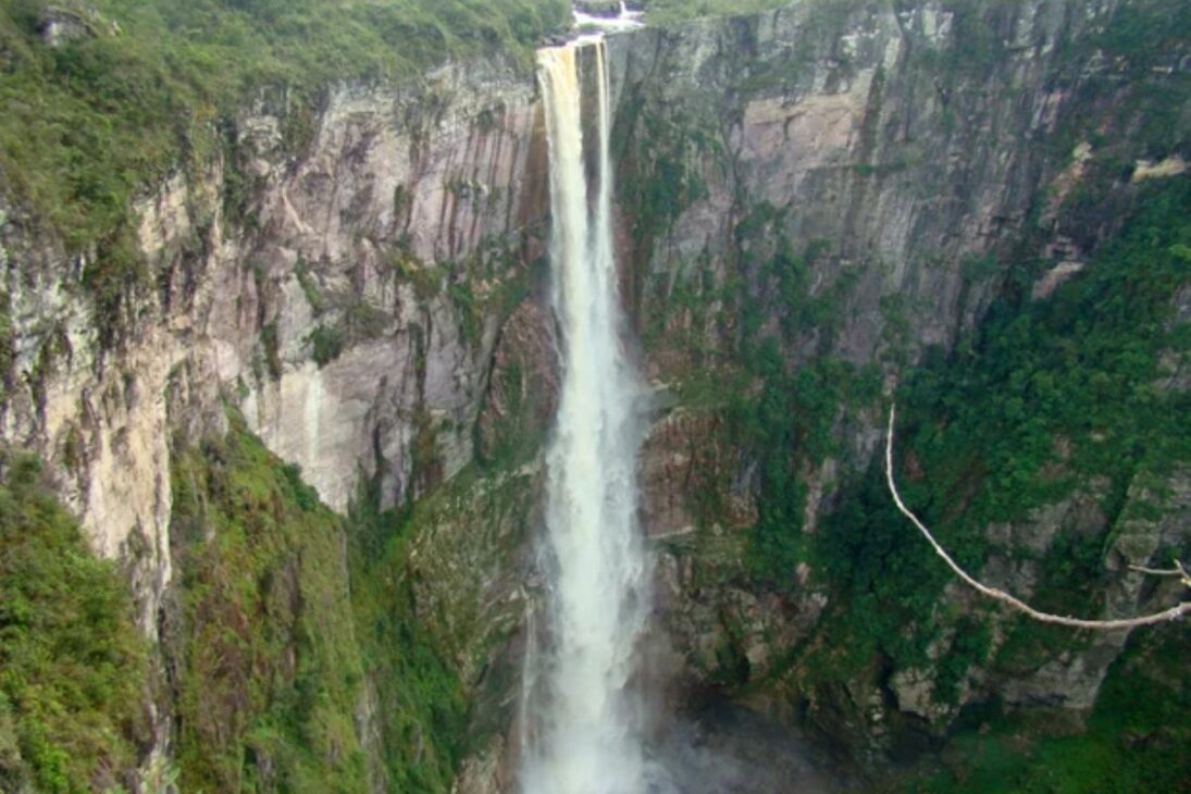 Cachoeira brasileña tiene 353 metros de altura, equivale a un edificio de 117 pisos y exige días de barco y sendero para ser alcanzada