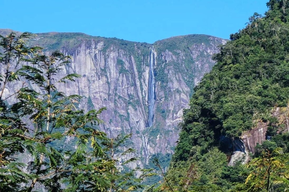 Cachoeira brasileña tiene 353 metros de altura, equivale a un edificio de 117 pisos y exige días de barco y sendero para ser alcanzada