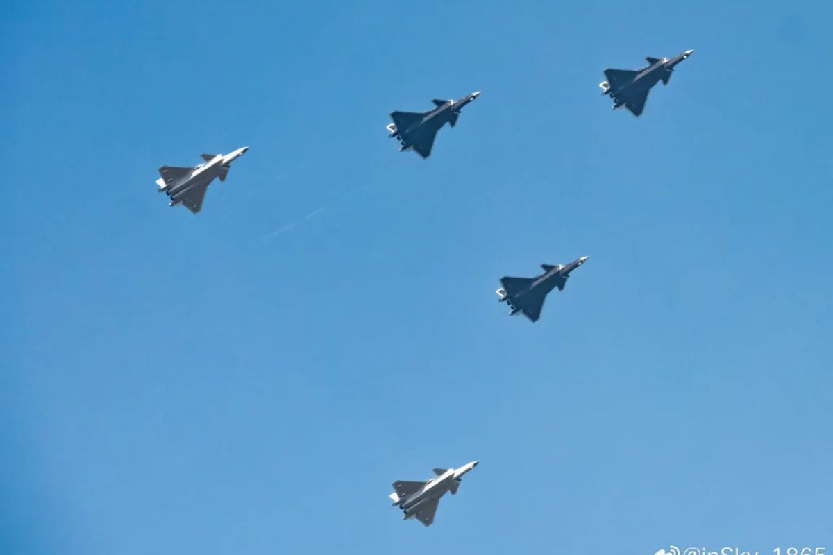 China Coloca em Serviço Nova Versão do Caça Furtivo Chinês J-20