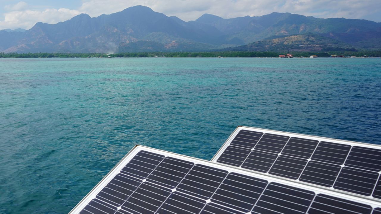 China revela parque solar flutuante pioneiro que acompanha o movimento das marés