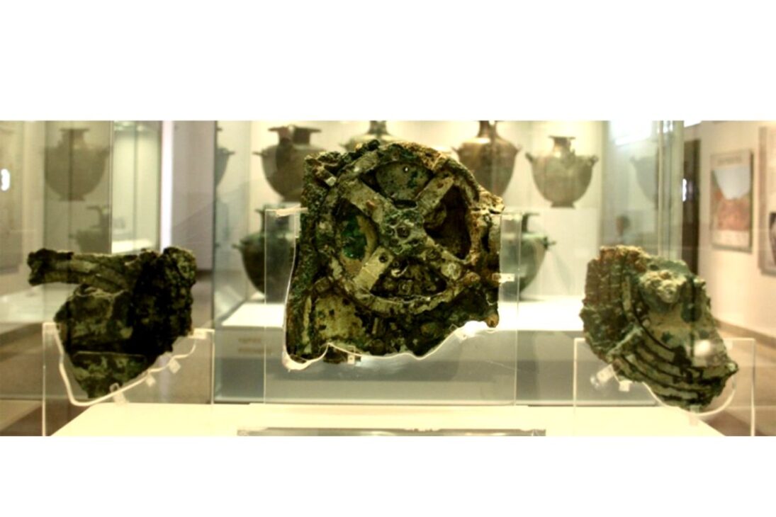 Con 30 engranajes de bronce y más preciso que relojes del siglo XIV, el Mecanismo de Antikythera era un computador analógico griego utilizado para prever eclipses