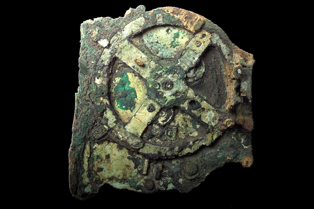 Com 30 engrenagens de bronze e mais preciso que relógios do século XIV, o Mecanismo de Antikythera era um computador analógico grego usado para prever eclipses