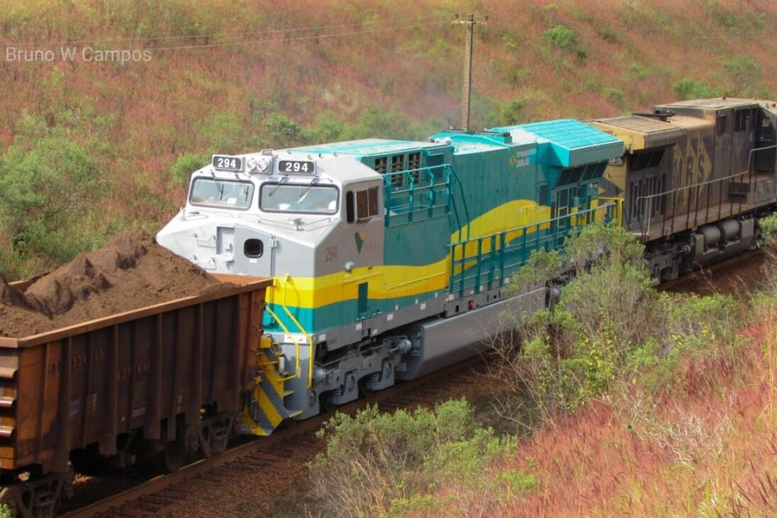 Con 6.000 caballos de potencia, la mayor locomotora en operación en Brasil tira 330 vagones y mueve 36.000 toneladas de mineral por viaje