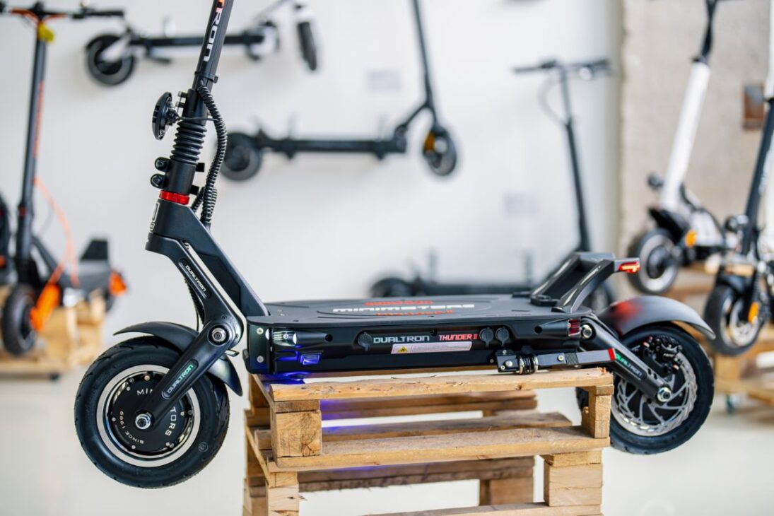 Con autonomía de 170 km y batería de 72V, el patinete eléctrico con la mayor autonomía en Brasil tiene motor de 10.080W y velocidad máxima de 100 km/h